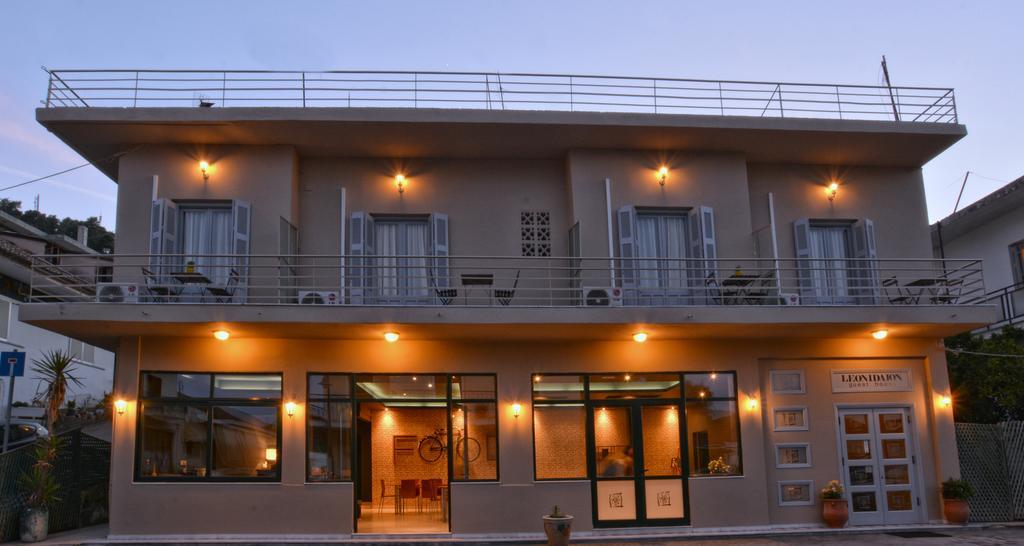 Leonidaion Guesthouse Ancient Olympia Luaran gambar The hotel at night